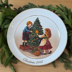 vintage 1982 Avon Christmas collector plate